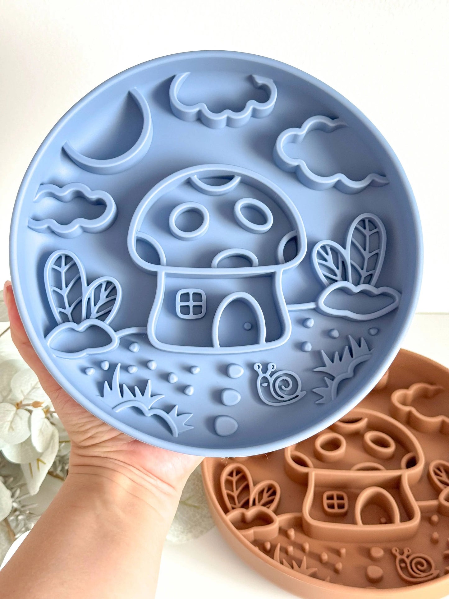 Magic Mushroom Slowfeeder skål/slikkemåtte m. sugekop til hunde og katte - Dapple